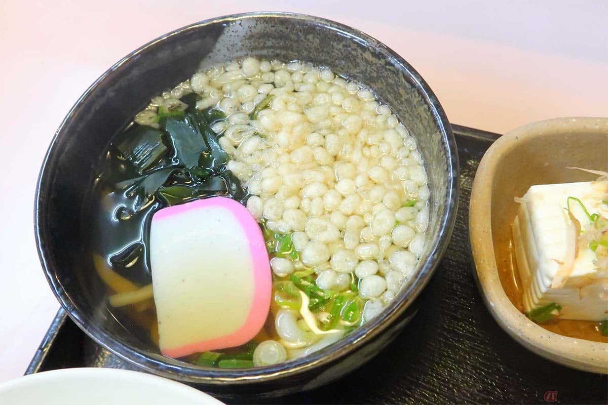 生粋の神戸っ子、松村さんの“待った”でみそ汁から変更した関西風うどん。出汁が効いたつゆは幸せな気分になる。ミニでも定食と合わせるとなかなかのボリュームに