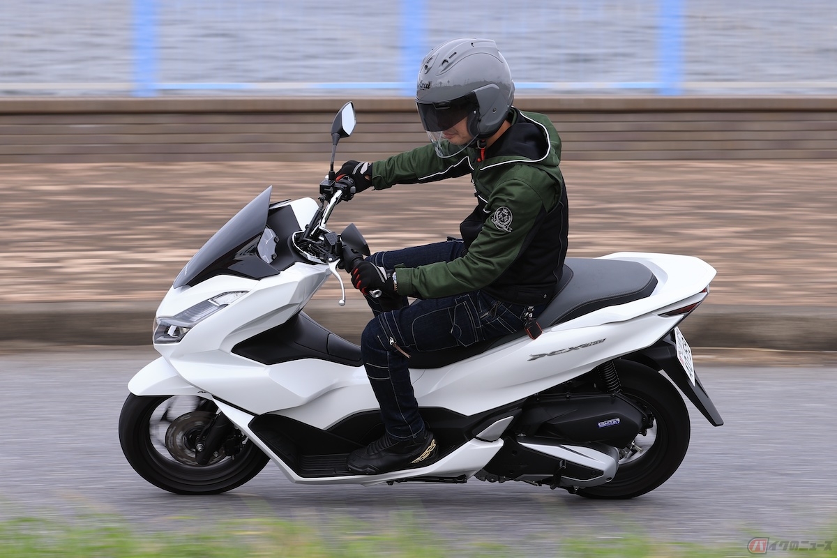160ccに排気量を増やしたエンジンを搭載したPCX160は安定感を高めるのに成功