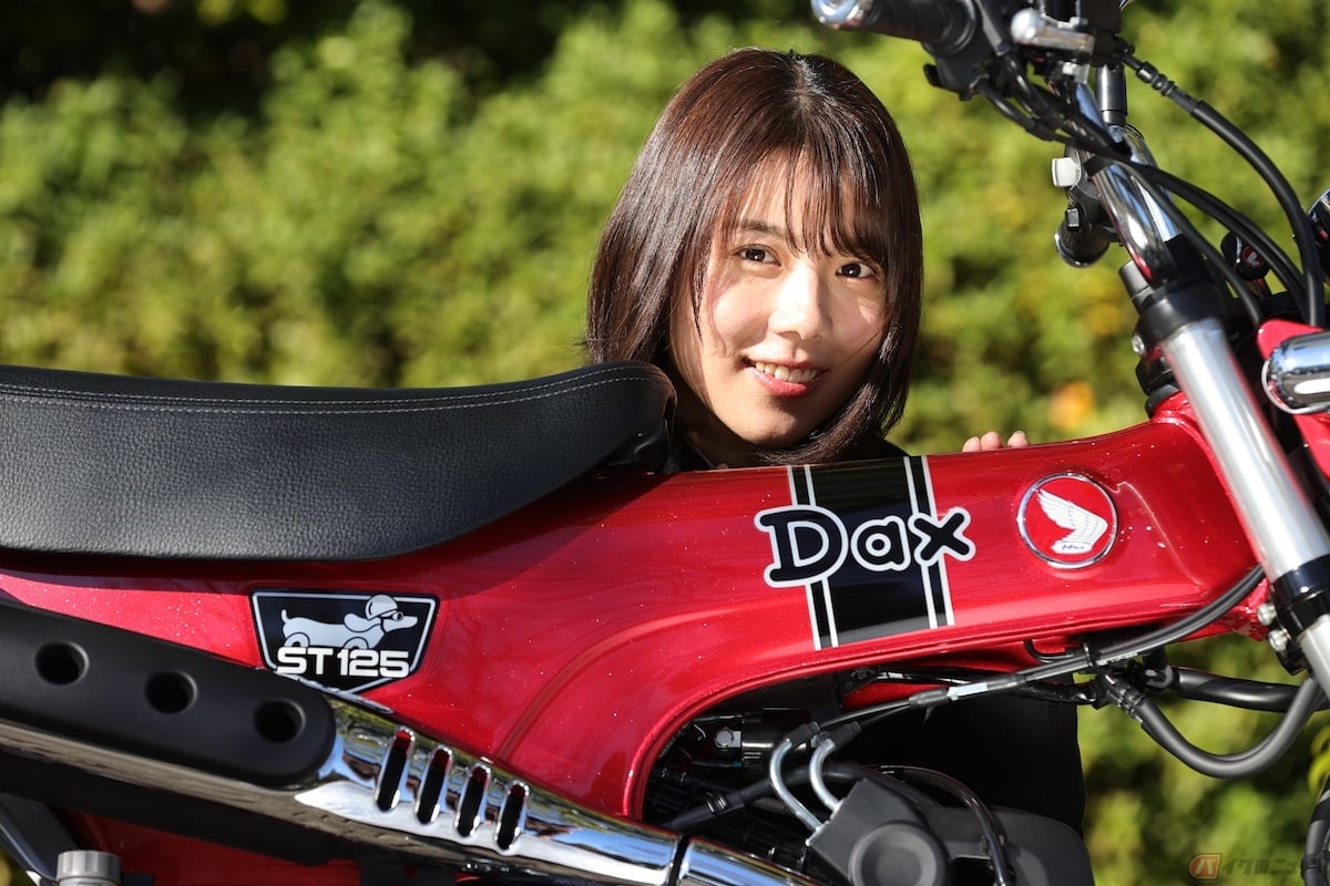 「Dax」という文字やダックスフンドの可愛らしい犬のイラストも車体に描かれています