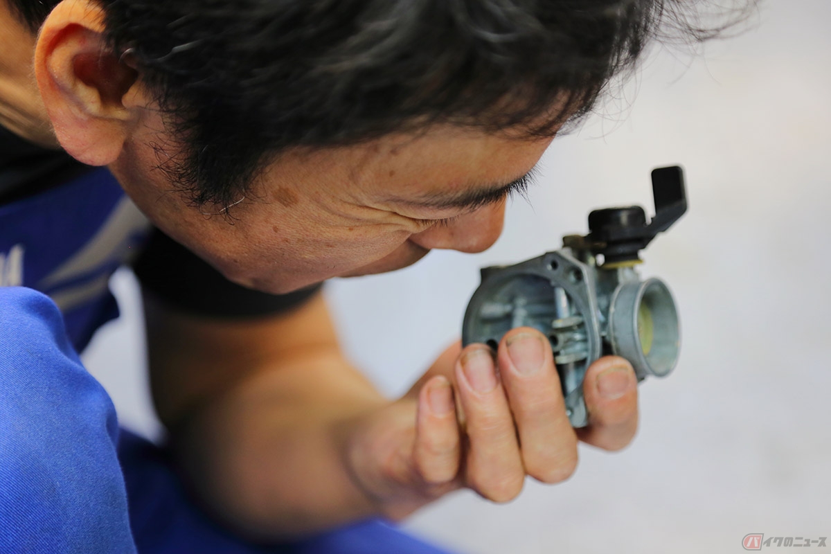ガソリンの匂いを嗅ぐ細井さん