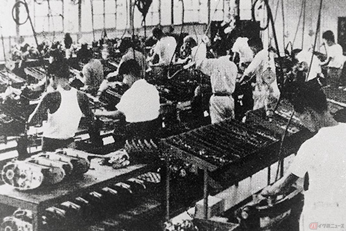 浜名工場(現・浜松市)のエンジン生産ライン(1957年)