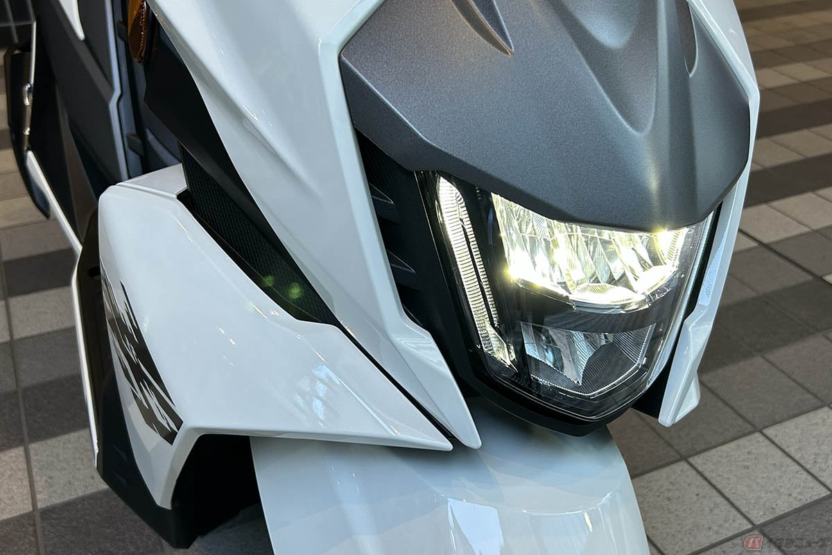 スズキのスポーツモデルのアイデンティティを感じさせる「アヴェニス125」のヘッドライト