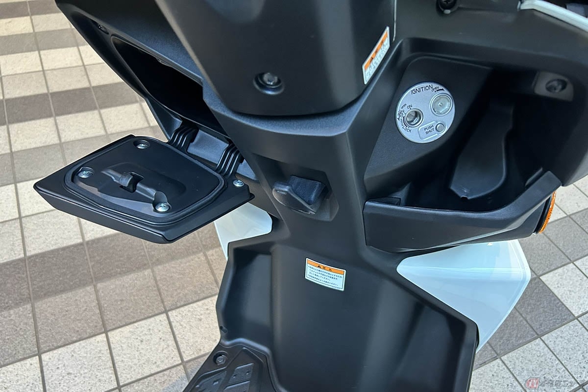 スズキ「アヴェニス125」。シャッターキーのほか、フロントボックス内にはスマートフォンの充電などに便利なUSBソケットも備えられています