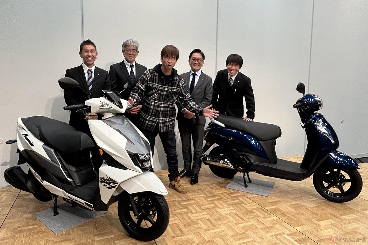 スズキ「アヴェニス125」「アドレス125」の開発陣と青木タカオ(筆者)。左からエンジン実験担当の杉 芳典さん、チーフエンジニアの森井秀史さん、デザイン担当の斉藤航平さん、プラットフォーム設計の松下太亮さん