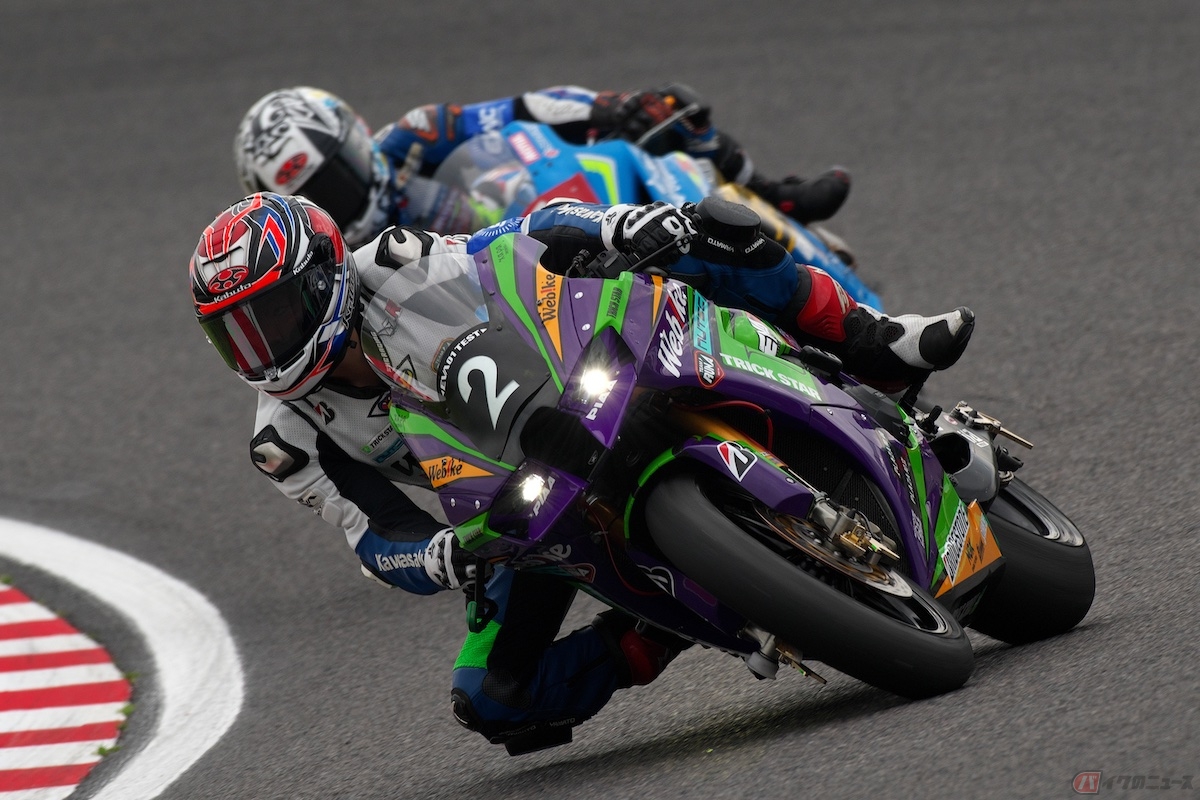 プロライダーたちの走行を間近で観戦し、速度や音に驚いた