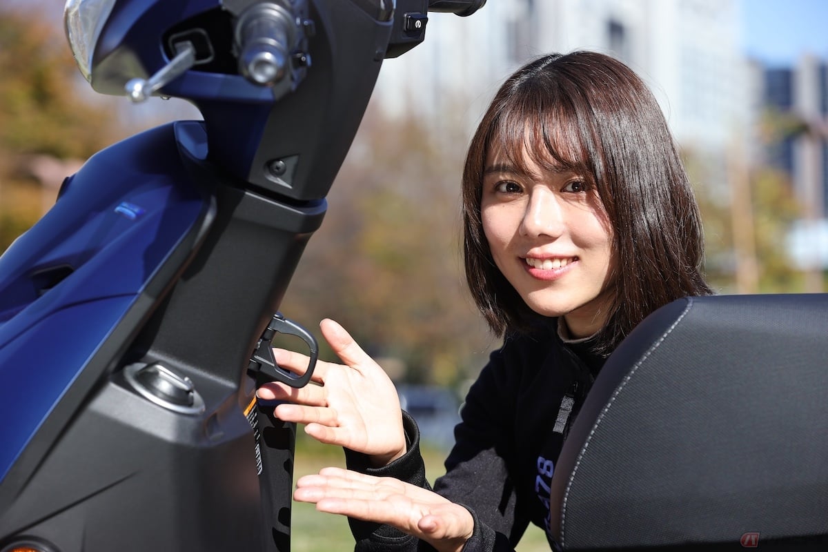フロント部には、折りたたみ可能なフックを装備