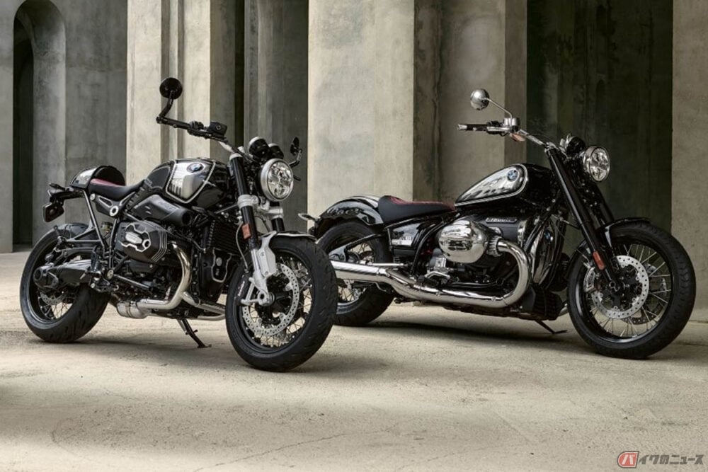 右からBMW Motorrad「R18 100Years」「R nineT 100Years」