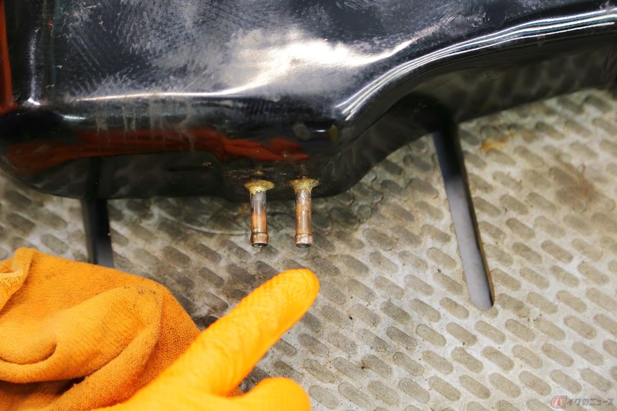 燃料ホース取付口