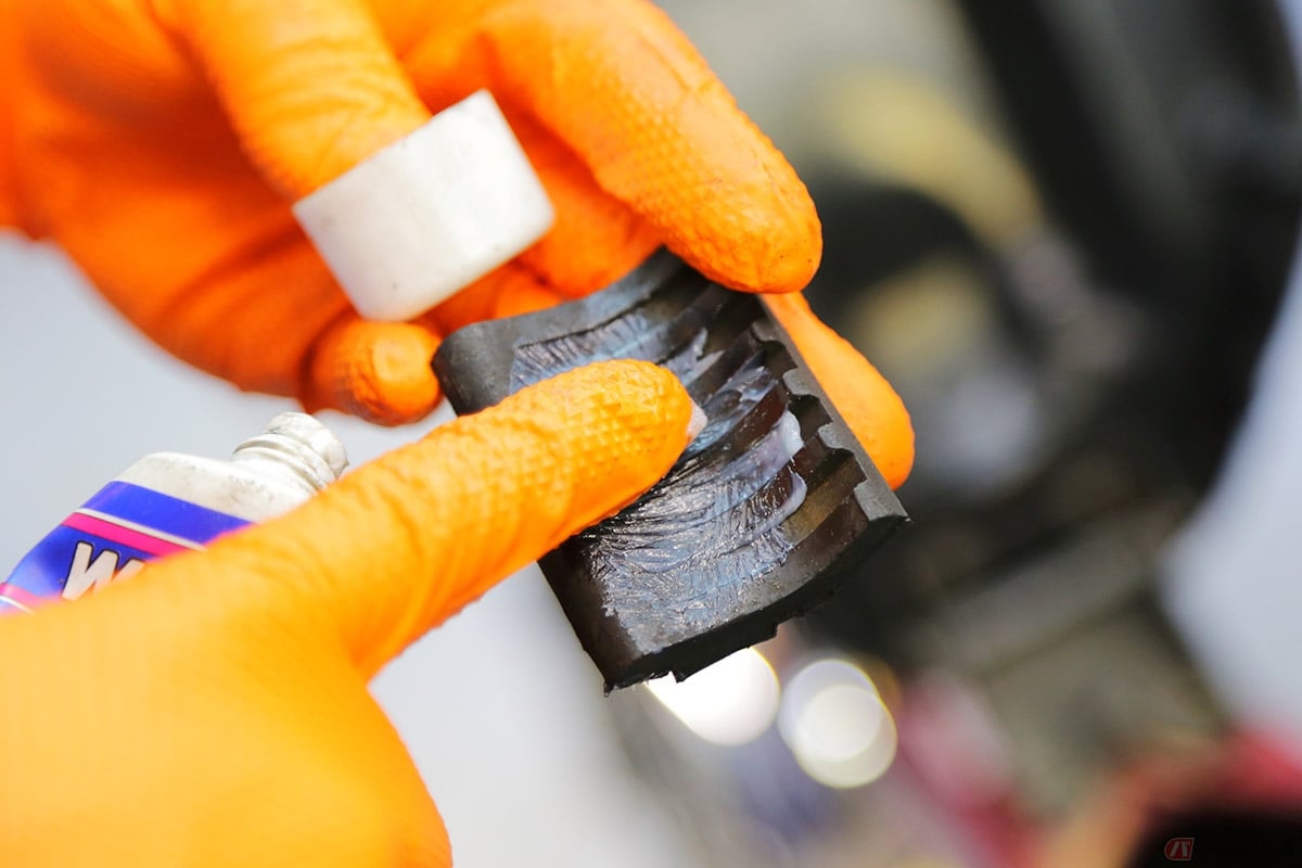 ラバーパーツにはグリスを塗ります