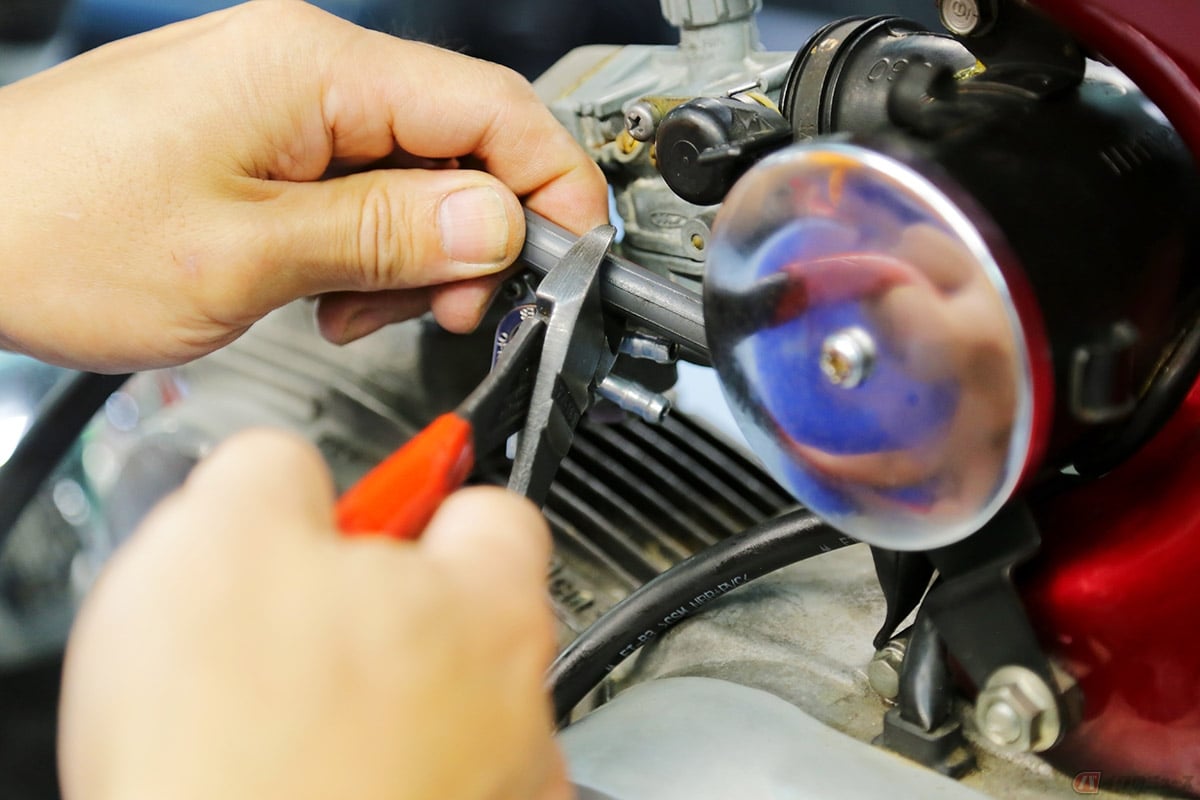 燃料ホースの装着