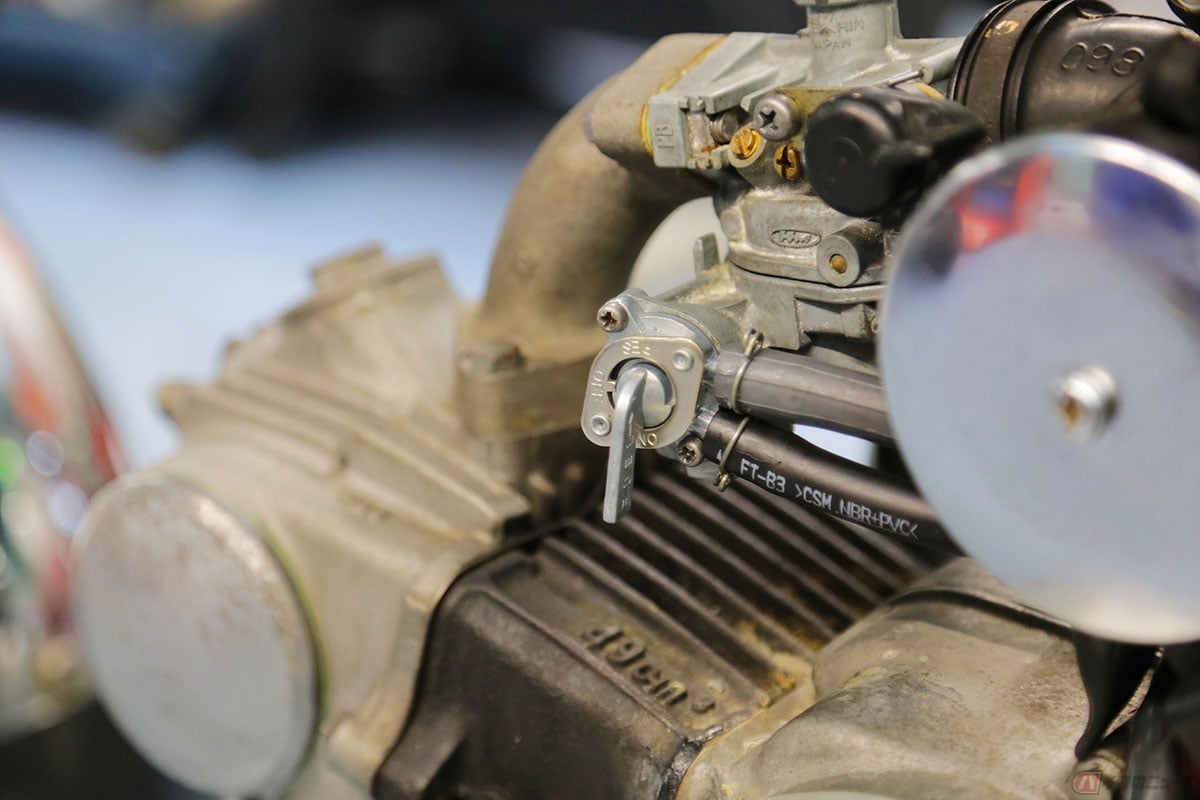 ガソリンコックは社外品を装着