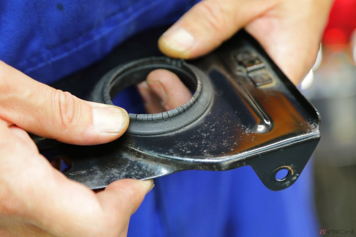 フューエルタンクブラケット。ガスケットは劣化が激しい