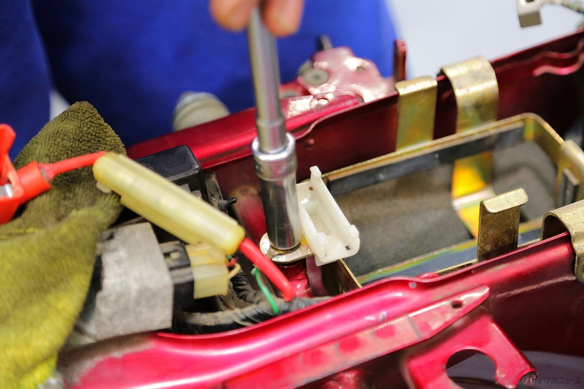 バッテリーの土台を装着