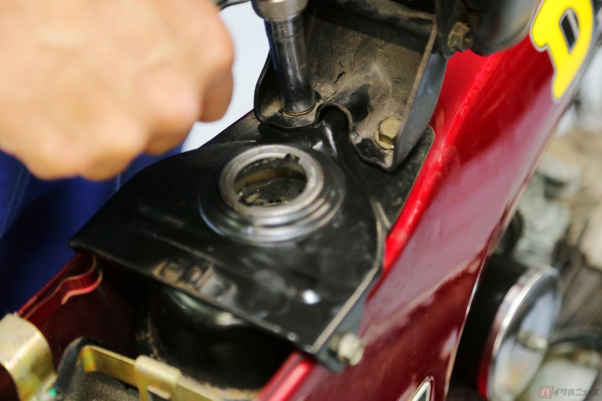 フューエルタンクブラケットを装着