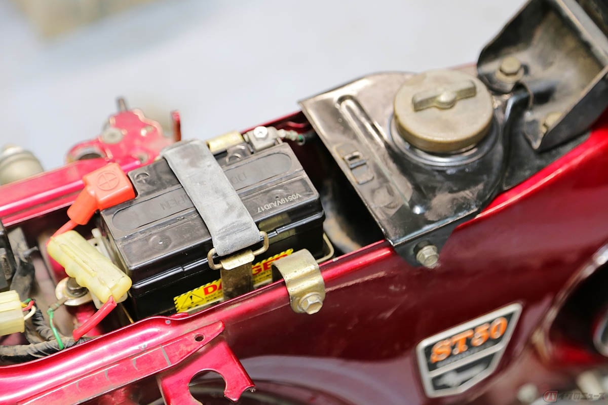 ガソリンタンクとバッテリーの装着が完了