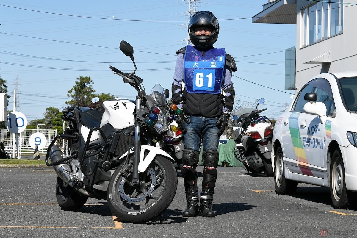 自動車教習所でも技能教習の際には長袖長ズボンで、肌を露出しない服装であることが求められる