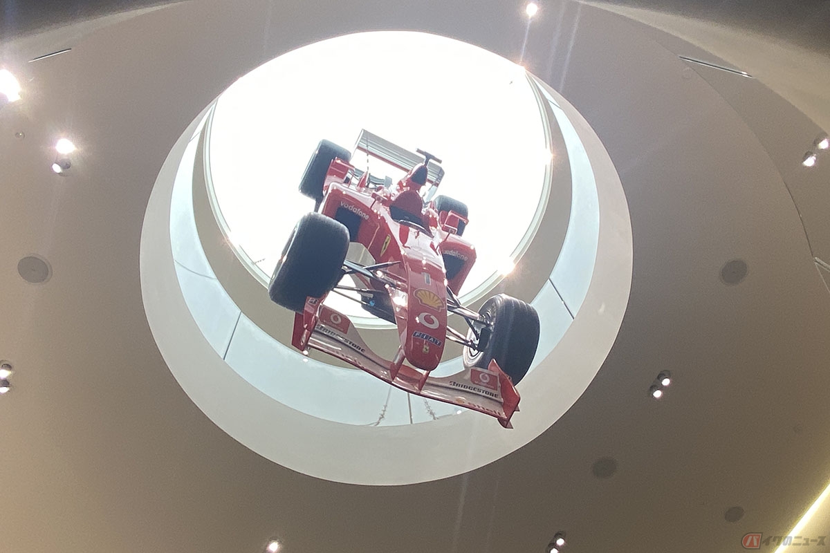ミラノにある「フェラーリ」のアパレルショップ「Ferrari Store」。店内にはF1マシンが吊るされて展示されています