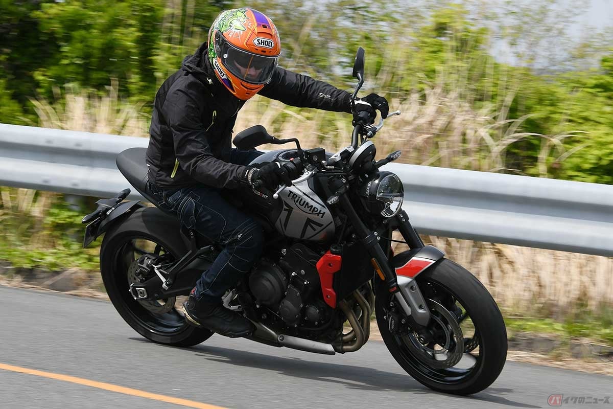 トライアンフ「TRIDENT 660(トライデント660)」に試乗する筆者(青木タカオ)