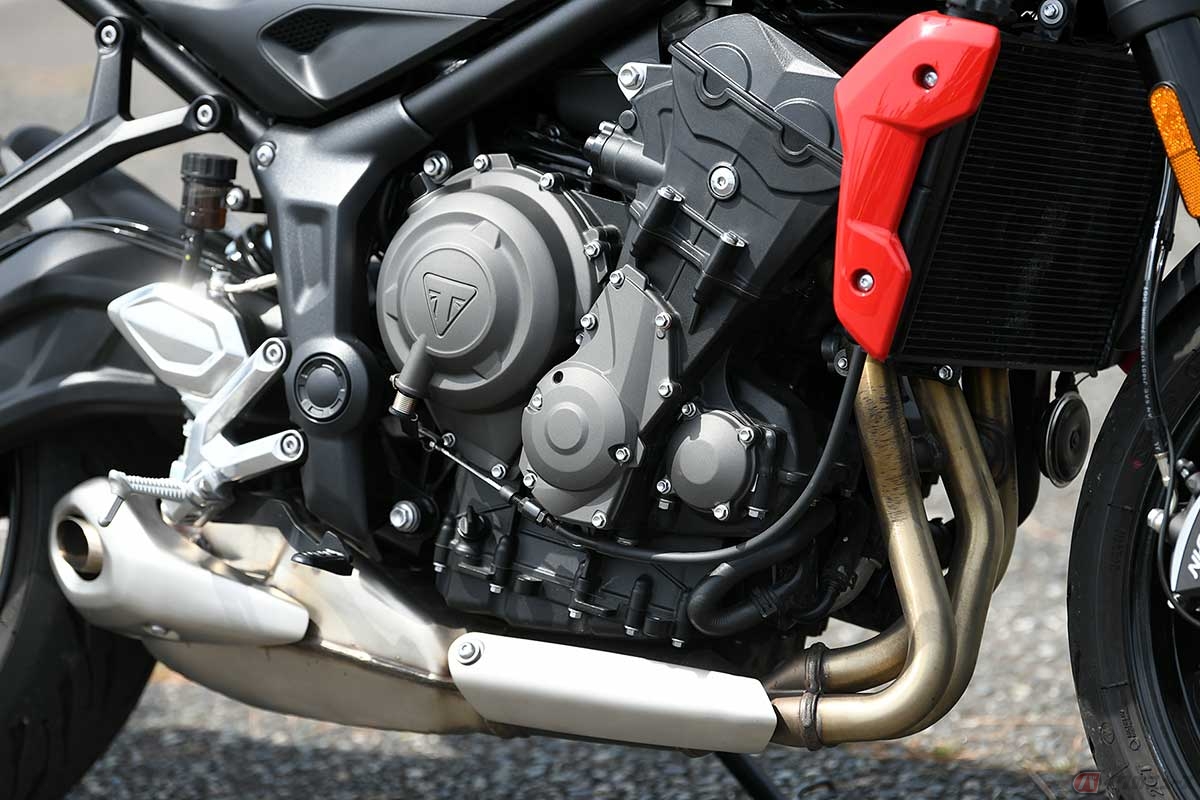 排気量660ccの水冷並列3気筒DOHC4バルブエンジンを搭載し、最高出力81PS(60kW)/10250rpm、最大トルク64Nm/6250rpmを発揮する。ステンレス製エグゾーストシステムはシリンダヘッドから3本のパイプがエンジン下部で集合し、車体右側のシングルサイドサイレンサーへと導かれる