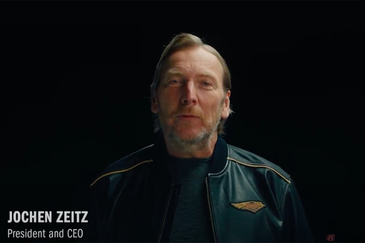 動画の冒頭でハーレーの歴史を振り返った後、H-D社代表のヨッヘン・ツァイツ氏が挨拶。一連のH-Dデジタルコンテンツではお馴染みのシーンです