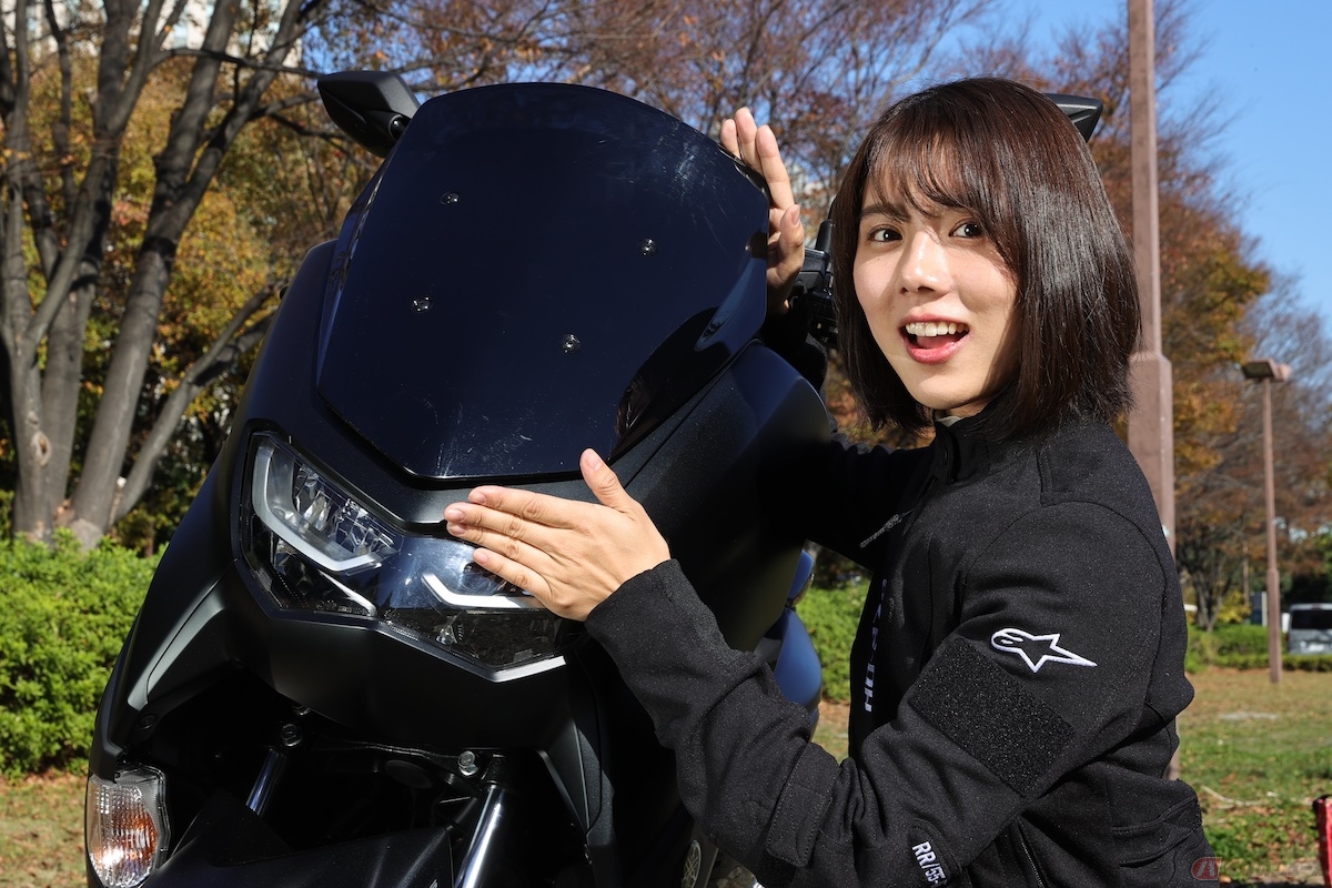 ブラッククリアのスクリーンを装備し、車体のベース色が黒で統一されているのが素敵