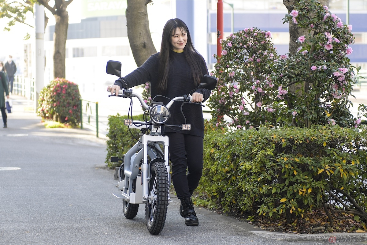 車体の軽さは片手のみで車体を前に押し進めれてしまうほど