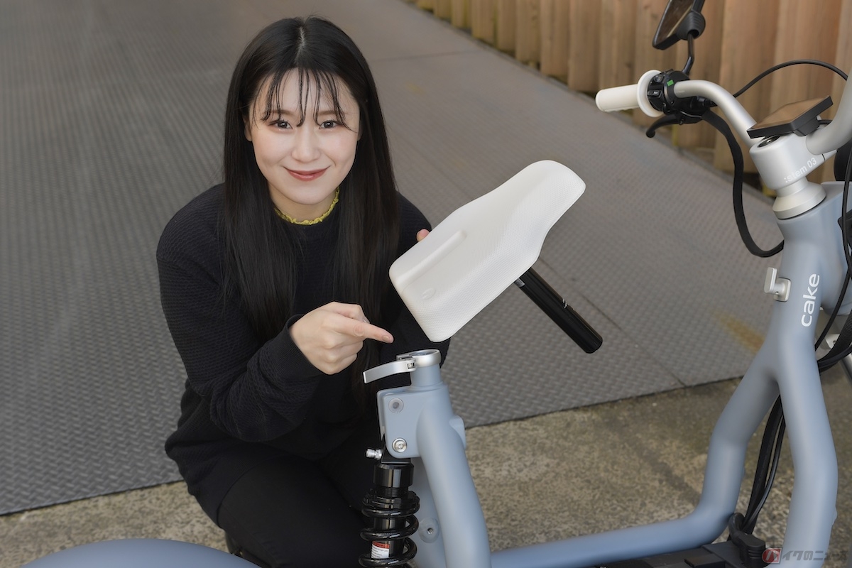ロードバイクのサドルと同じようなクイックレバー式のシューが着いているのでシートの高さ調整ができちゃう