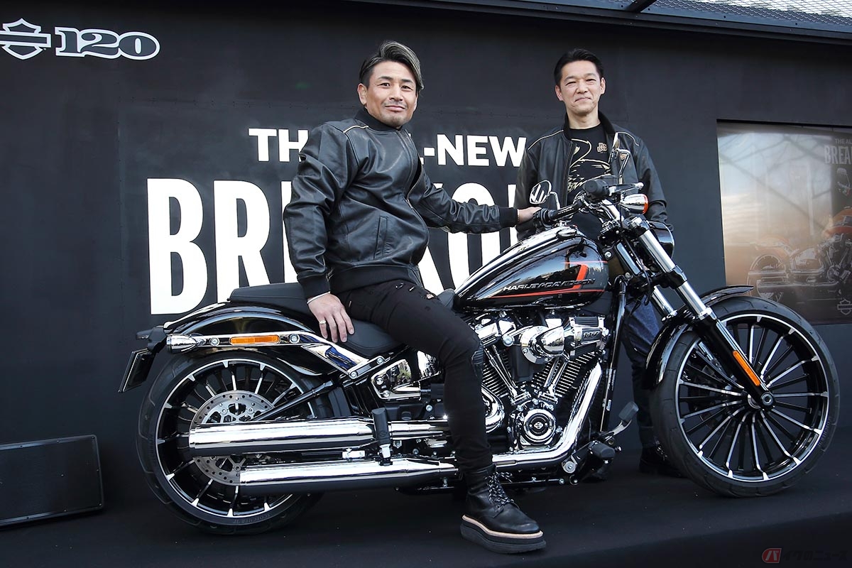 ハーレーディーラーで新車の梱包を解く“アンボックスセレモニー”を擬えた趣向で今回発表されたブレイクアウトの2023年モデル。HDJ代表の野田社長(右)の前でゲストの魔娑斗氏もご満悦の様子です