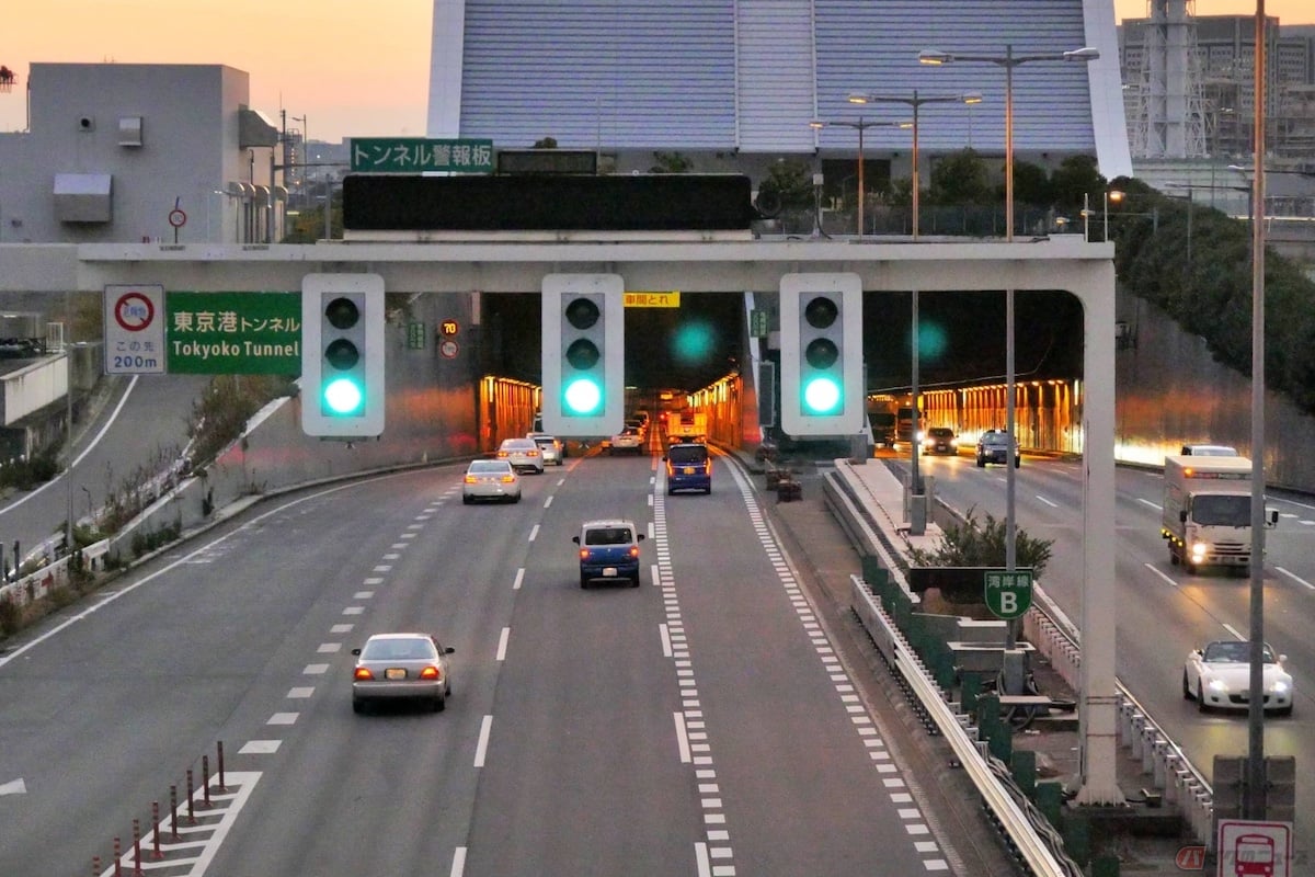 高速道路のトンネルの入り口上部に設置されている「坑口信号機」