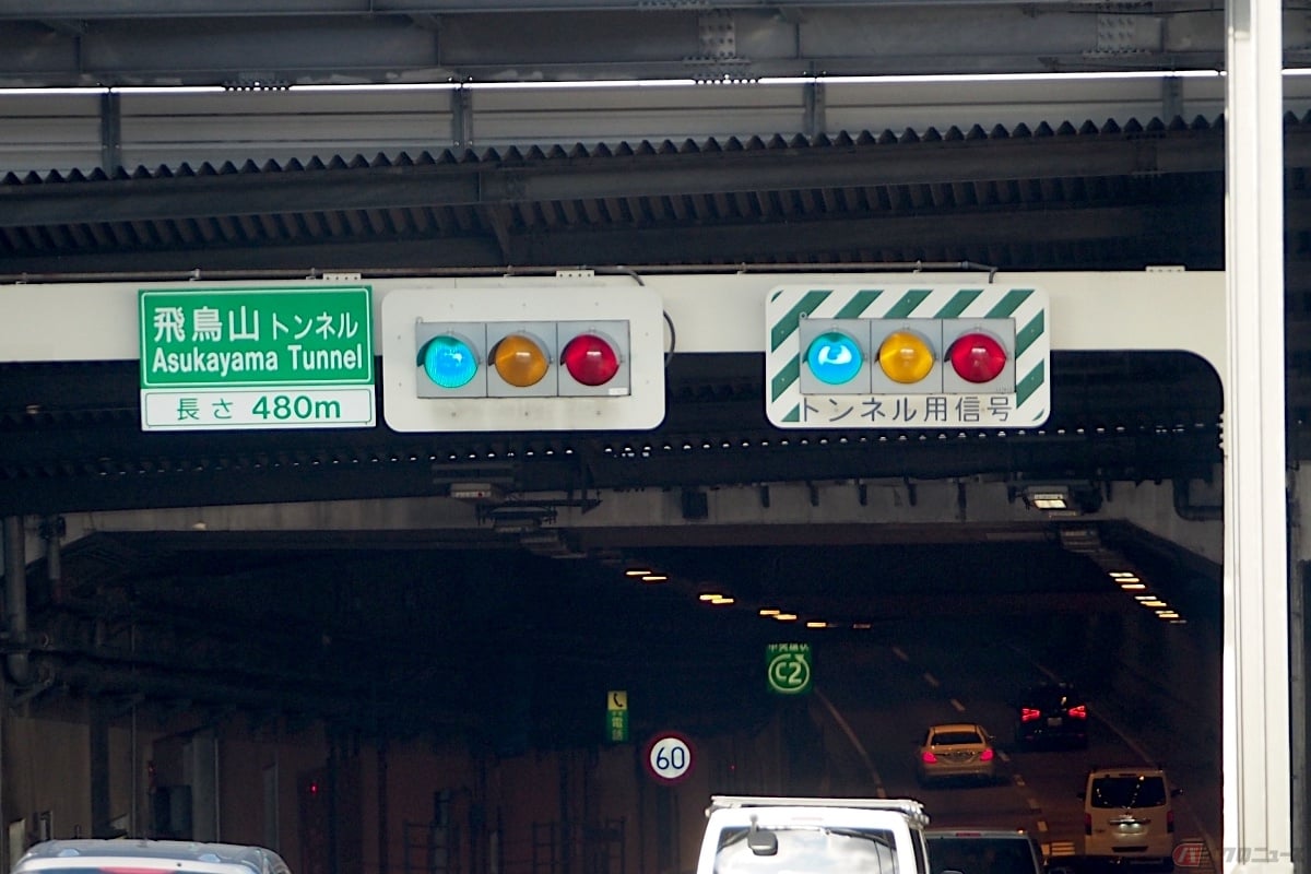 坑口信号機は、通常の信号機と同様に「青・黄・赤」や、「黄・赤」の2色のものもある