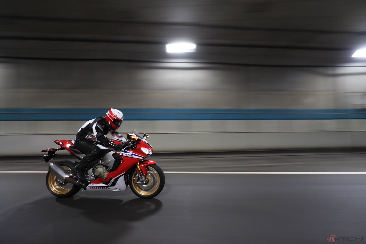 赤色の灯火ならトンネルに入る前にバイクを停車させる必要がある