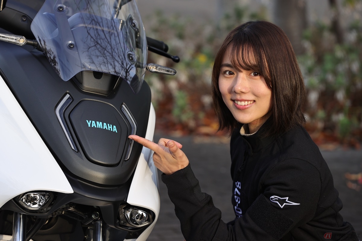 前面配置の充電コネクターの蓋に「YAMAHA」のロゴを発見