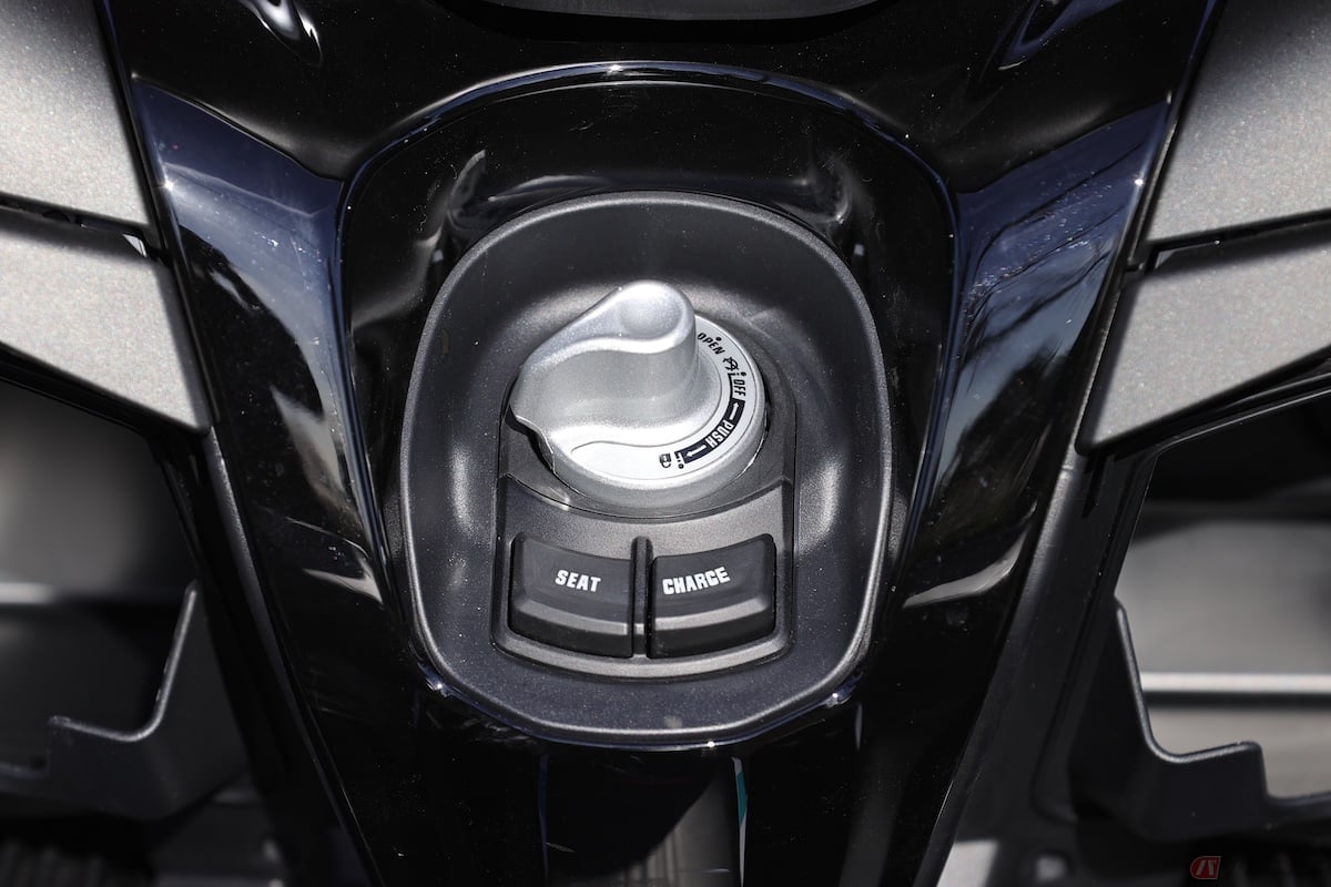 シートを開けるスイッチ「SEAT(シート)」の隣に「CHARGE(チャージ)」と書かれたスイッチが並んでいる