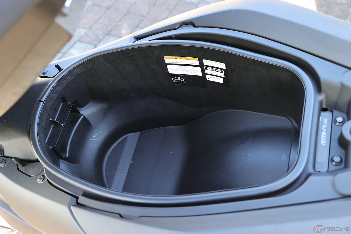 シート下の収納は約23L