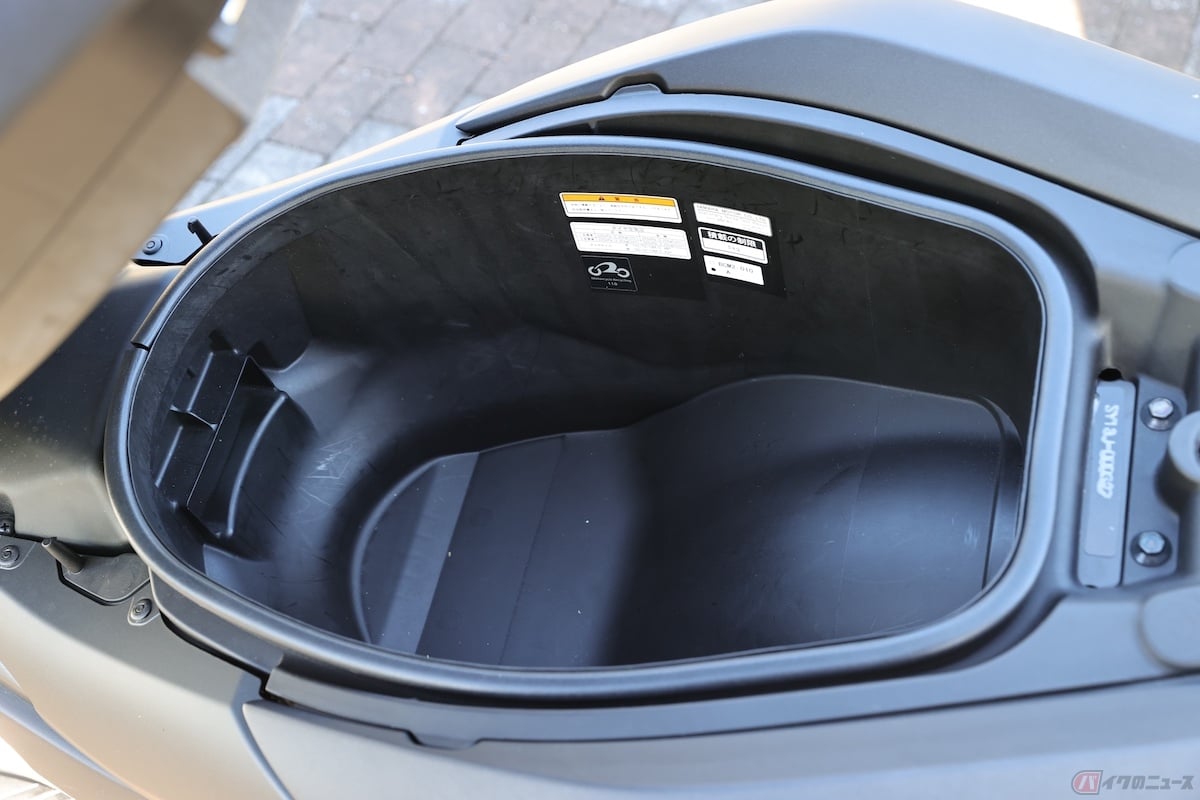 シート下の収納は約23L