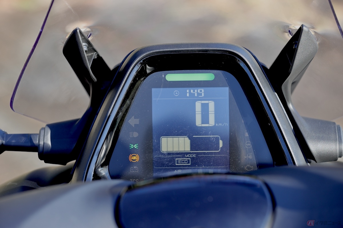 バッテリー残量、残走行距離、充電状況、時計、外気温計などを表示する縦型レイアウトのマルチファンクションメーターを採用