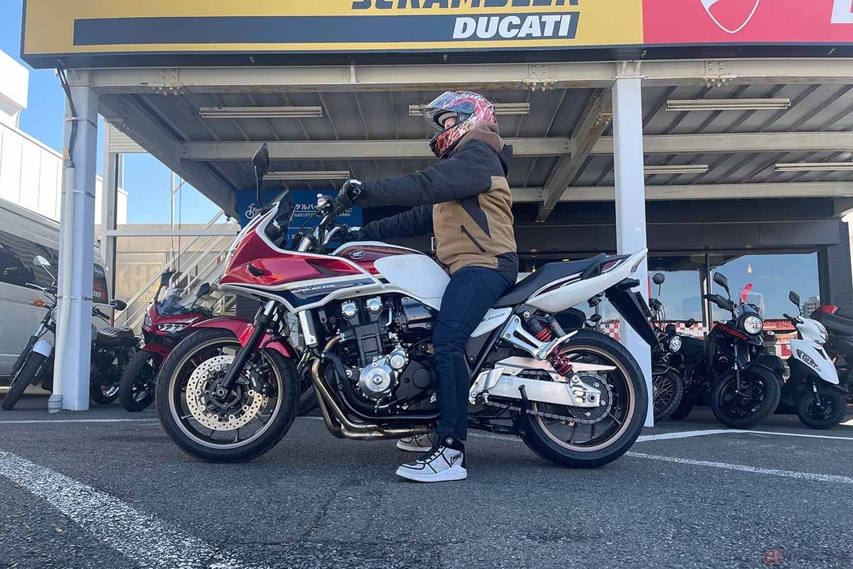 ホンダ「CB1300SB」の足つき(身長170㎝)