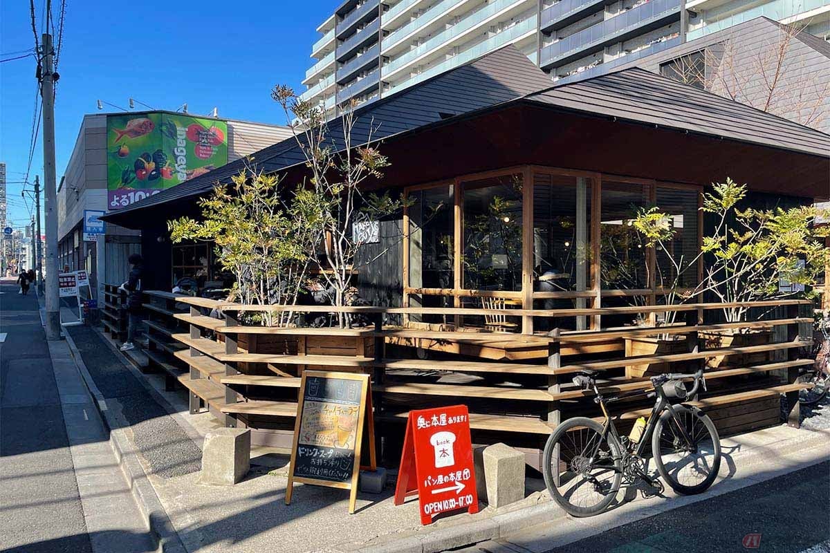 目指すパン屋「ひぐらしベーカリー」は、マンションが立ち並ぶ住宅地の一角にぽっかりとある癒しの空間