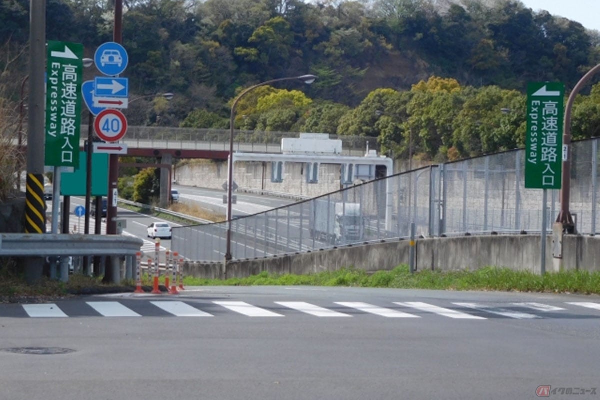 うっかりと進入してしまいそうな高速道路の入り口