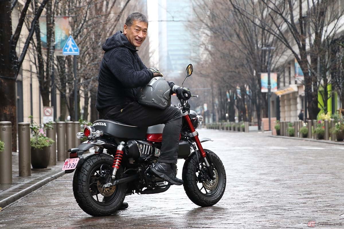 5速ミッションの新エンジンを搭載したホンダ「モンキー125」と筆者(松井勉)