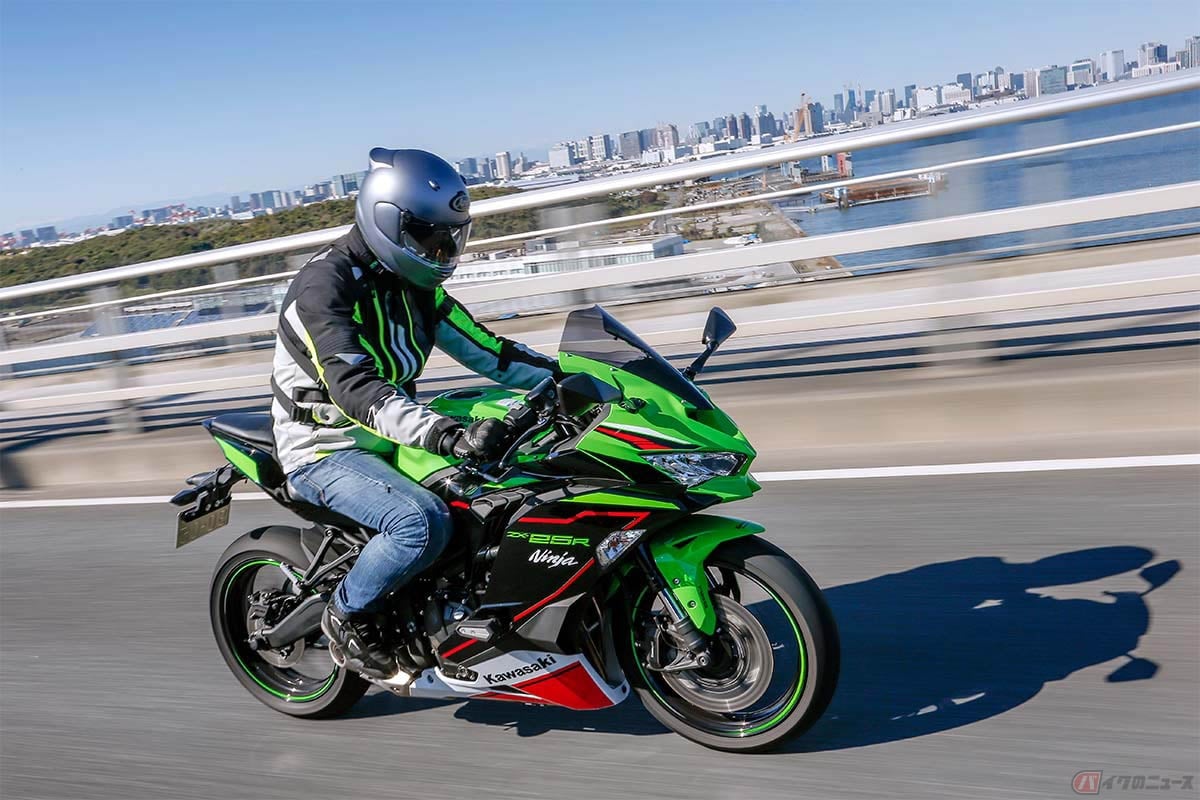 カワサキ「Ninja ZX-25R SE KRT EDITION」に試乗する筆者(松井勉)