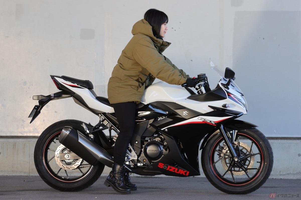 790mmのシート高も相まって、足つき性も良好（ライダーの身長は158cm）