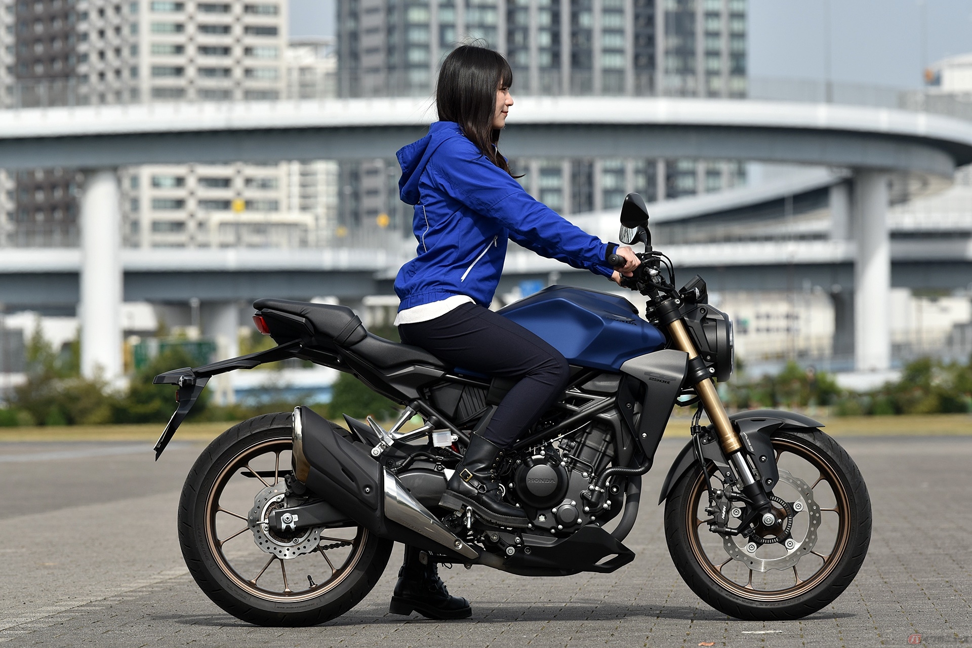 795mmのシート高や車体の軽さも相まって、ストレスなく取り回しも可能です（ライダーの身長は158cm）