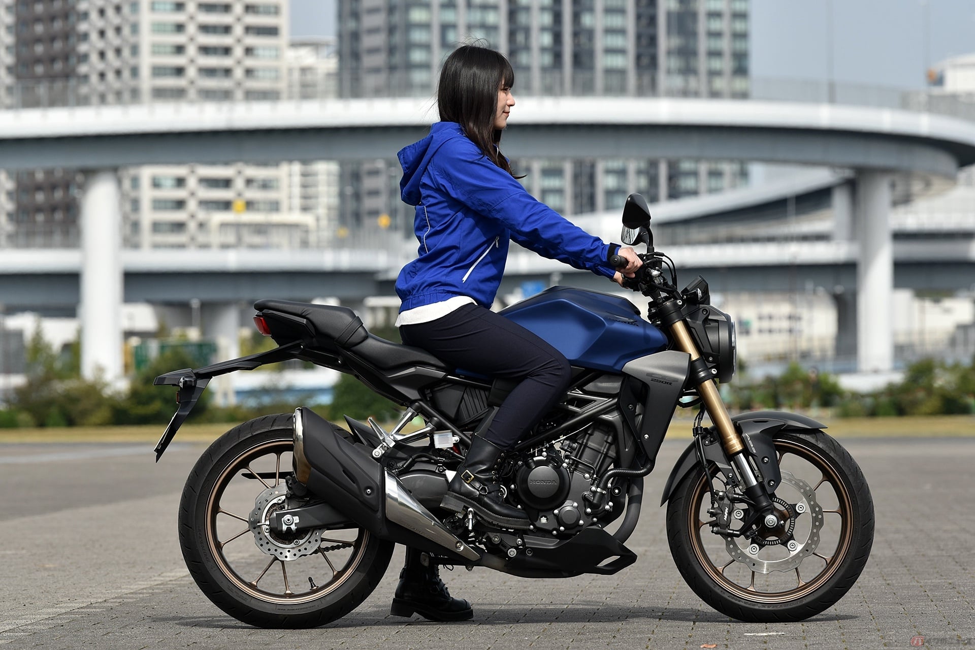 795mmのシート高や車体の軽さも相まって、ストレスなく取り回しも可能です(ライダーの身長は158cm)