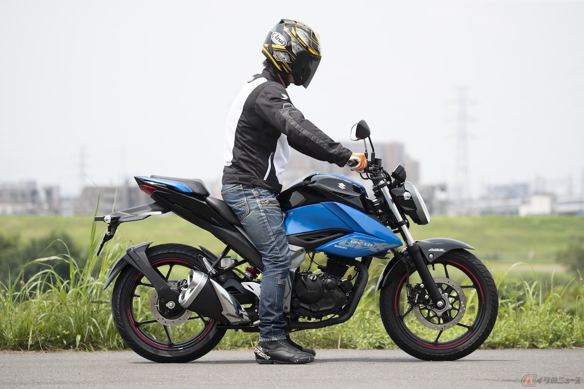 シート高は800mmと少し高めではあるものの、シェイプしたシートによって足つき性を高めています(ライダーの身長は175cm)