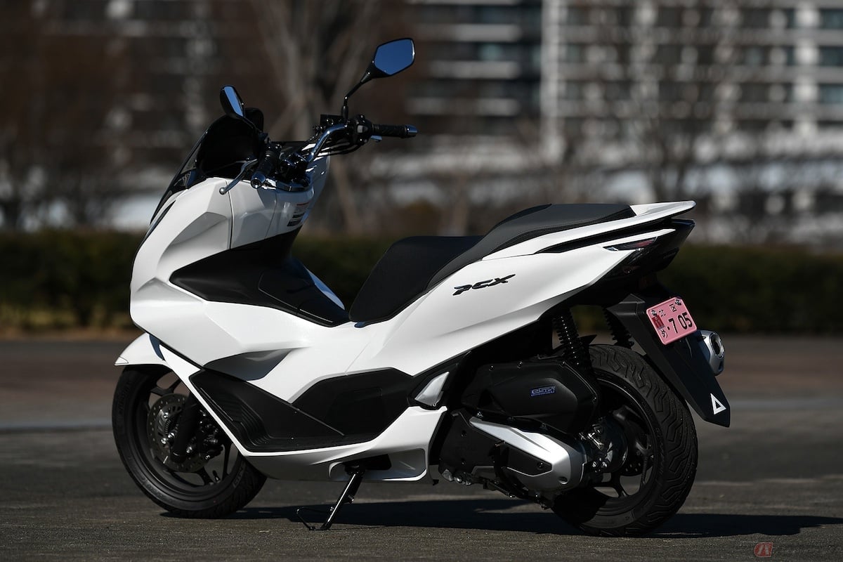 足の置き場が左右に分かれているから乗り慣れているバイクっぽい