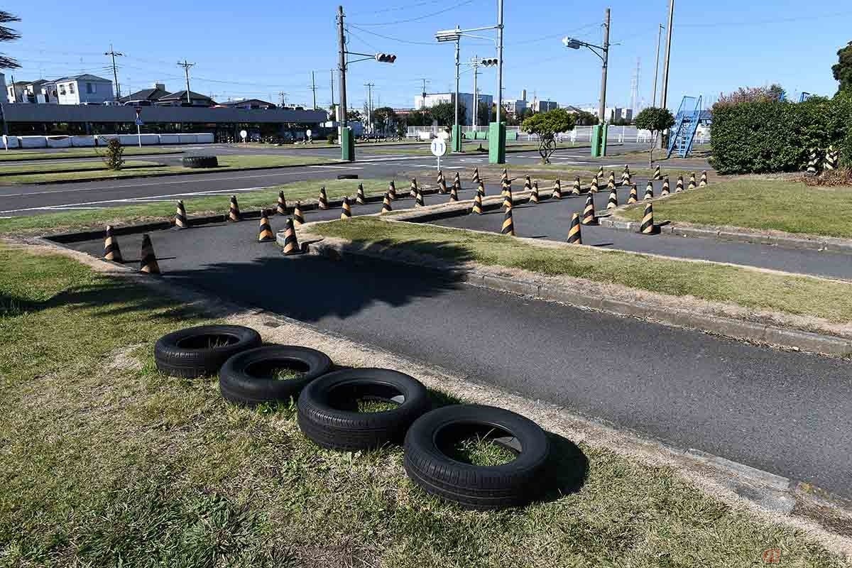 クランクは、道幅2mの右左折が1回ずつ用意された屈折道路を通り抜ける項目です