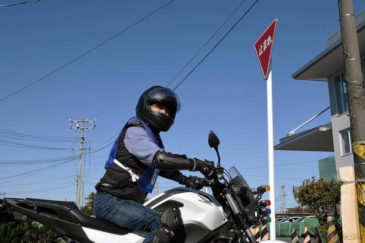 クランクから出るときは一時停止し、左右の確認をしっかり行いましょう