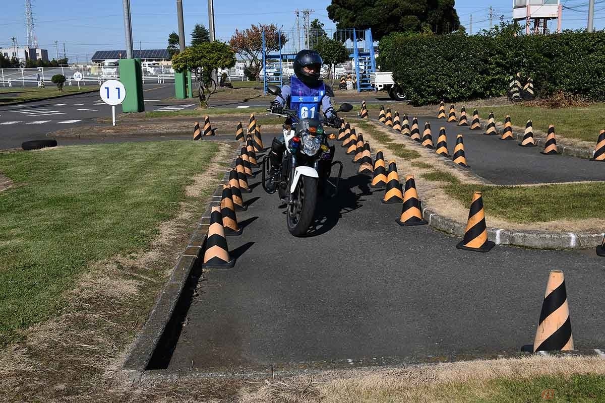 クランクは、スピードを落としてじっくりとバランスを保ちつつ、タイミングよくハンドルを切りましょう