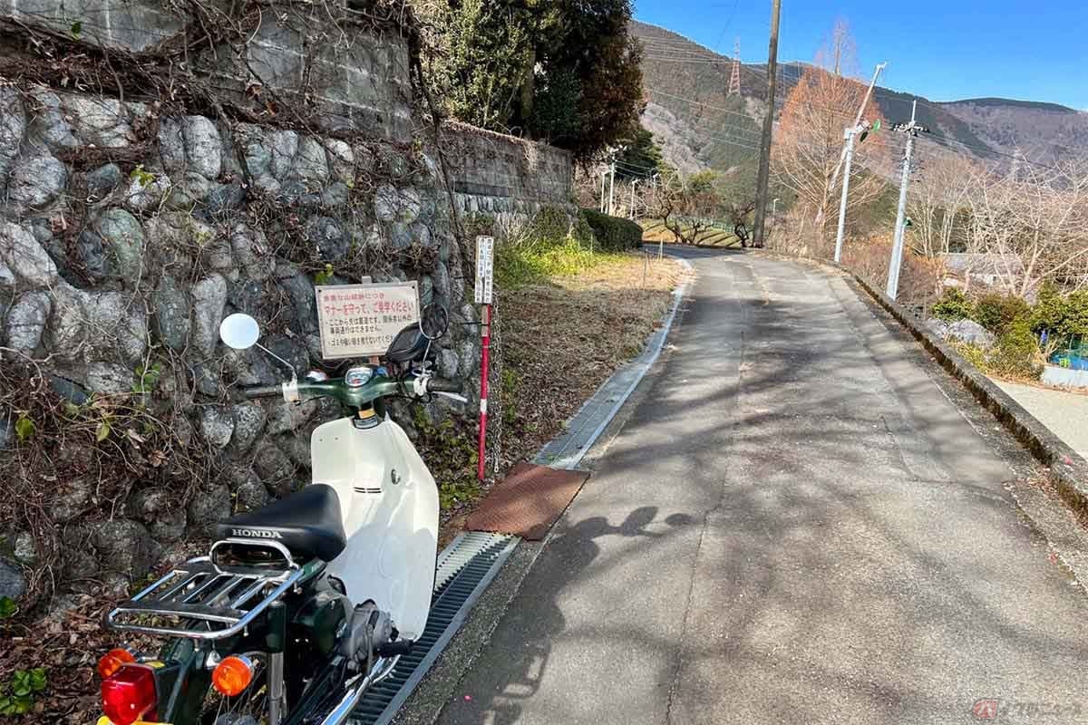 関係者以外の車輌の通行は禁止されていたので、安全な場所にバイクを停めて歩くことに。城跡はマナーを守って見学したい